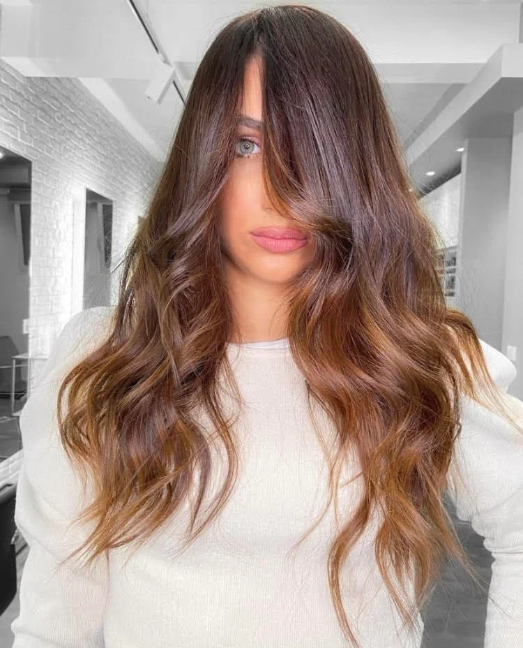 Capelli lunghi con sfumature e frangia